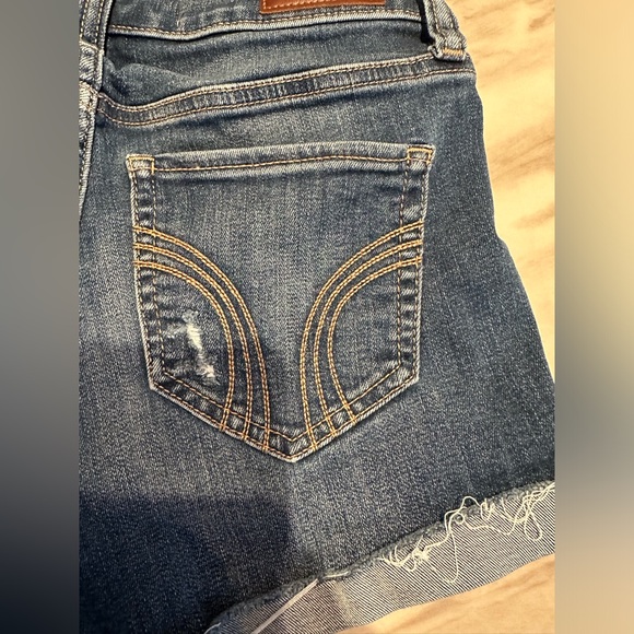3/$10!!! Hollister Curvy Mid-Rise 3” Dark Wash Distressed Denim Jean Shorts - Picture 5 of 5